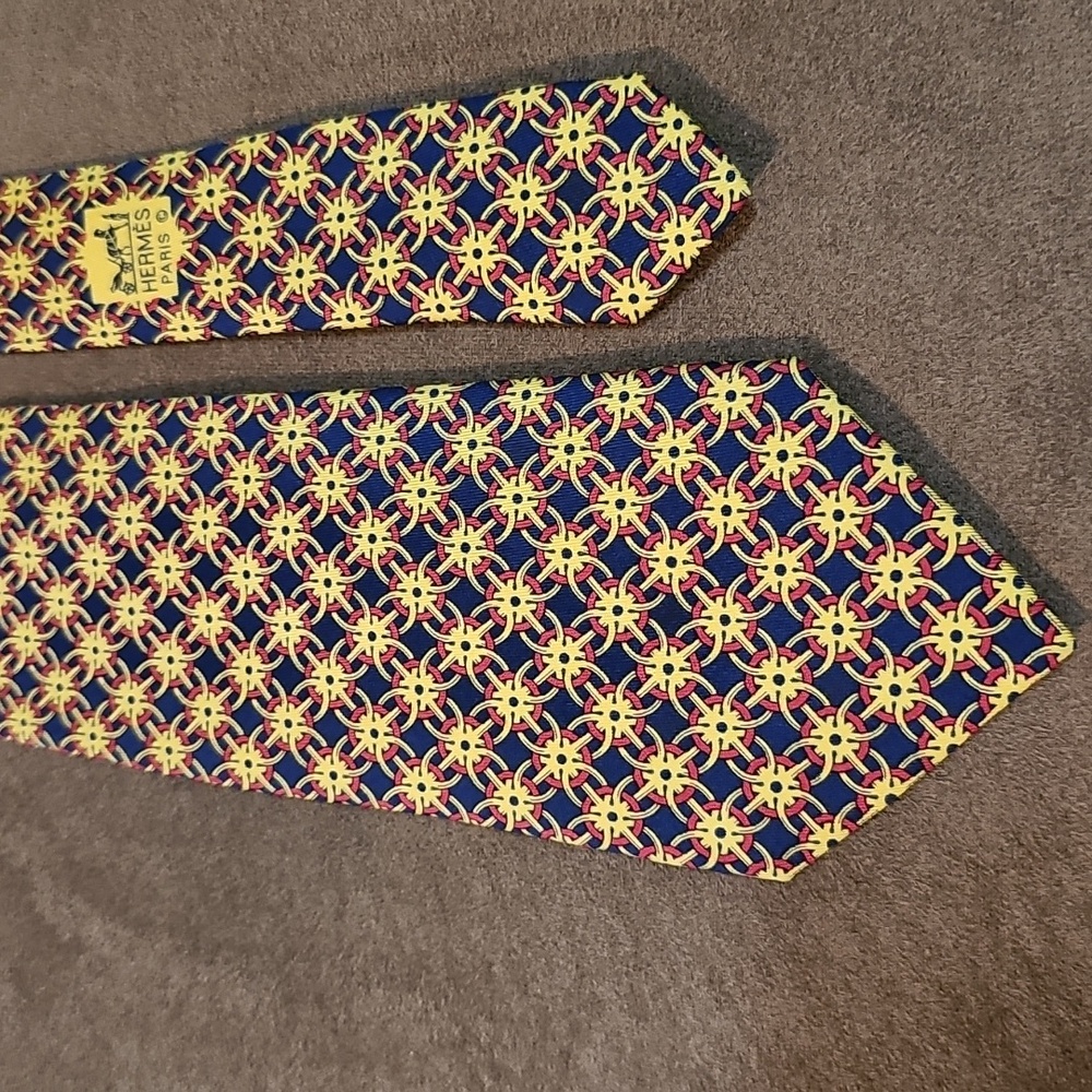 Brand: Hermès ParisStyle: Men’s 100% Silk NecktiePattern: Geometric / Nautical